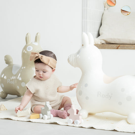 【予約:5月上旬より順次お届け】【記念日プリントオーダー/ふくらましラッピングでお届け】 乗用ロディ nino nino(ホワイト)